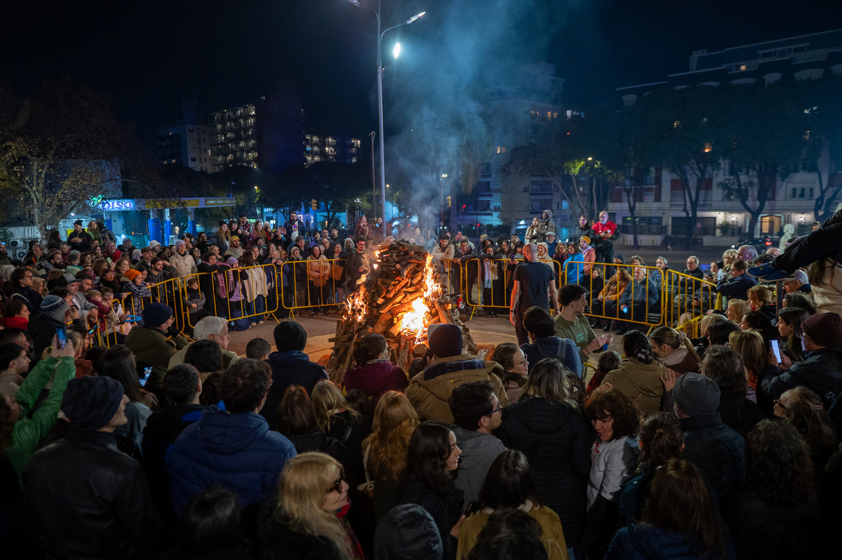 En imágenes: así fue la celebración de la Noche de San Juan en la Plaza Varela