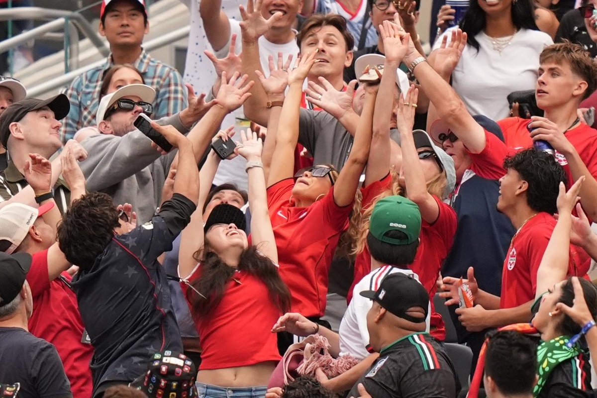 Mundial 2026: hincha canadiense perdió su celular en la tribuna durante una ola