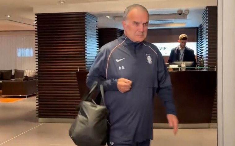 Solo y hacia un auto particular: así fue la vuelta de Bielsa a Uruguay previo a despedirse
