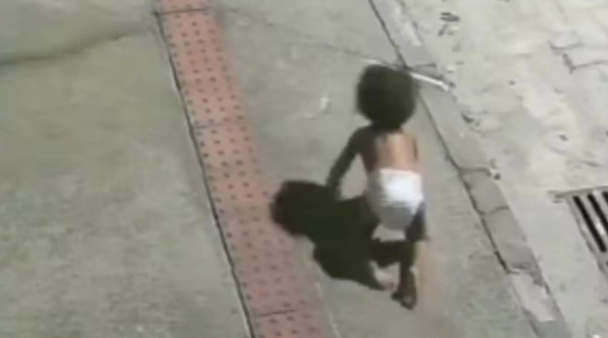 “Estaba helada”: delivery encuentra a una bebé gateando en pañales de madrugada