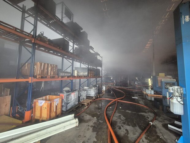 Bomberos controló incendio en depósito de baterías sobre Rut