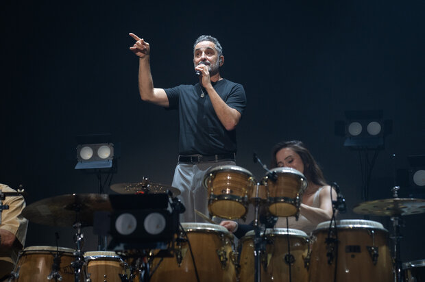 Ante la duda, bailá con Jorge Drexler: así presentó su último disco en el Antel Arena
