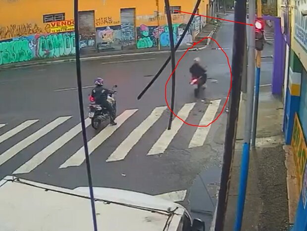 En vísperas de su cumpleaños, motociclista ignoró la luz roj