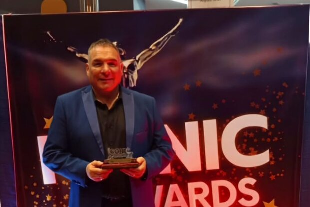 Astesiano recibió un premio cultural: “Tu trayectoria ilumin