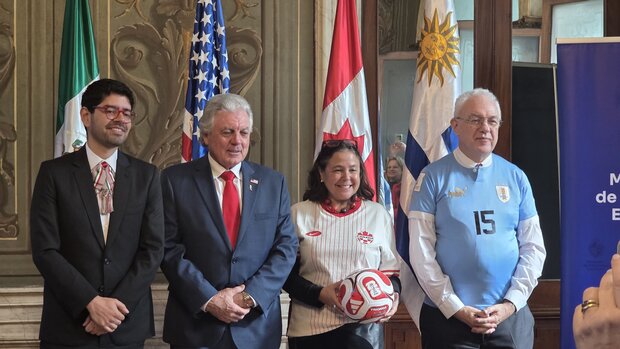 Lubetkin posó con la camiseta de Uruguay, pero le llovieron 