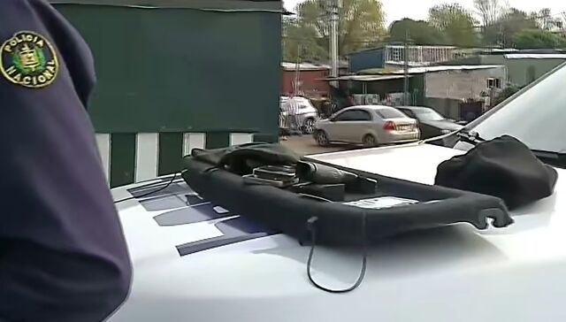 Insólito: detuvieron un auto sin matricula y lo manejaba un policía con un arma requerida