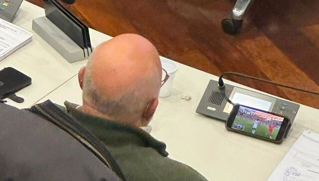 En orsai: edil opositor “escrachó” a oficialista que miraba el Mundial en plena sesión