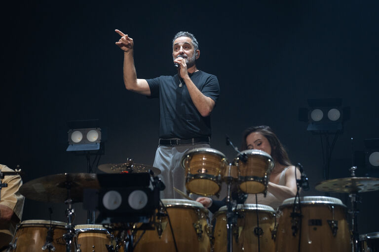 Ante la duda, bailá con Jorge Drexler: así presentó su último disco en el Antel Arena