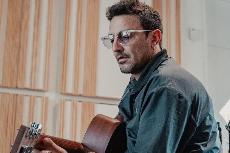 Emiliano Brancciari: “Siempre le quieren poner el clavo en el cajón al rock y no se logra”