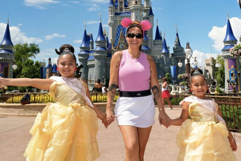 Las tiernas vacaciones de Vanesa Britos y sus hijas en Disney antes del debut celeste