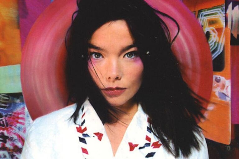 Cómo la rave de Björk en el eclipse solar en Islandia resume su identidad artística