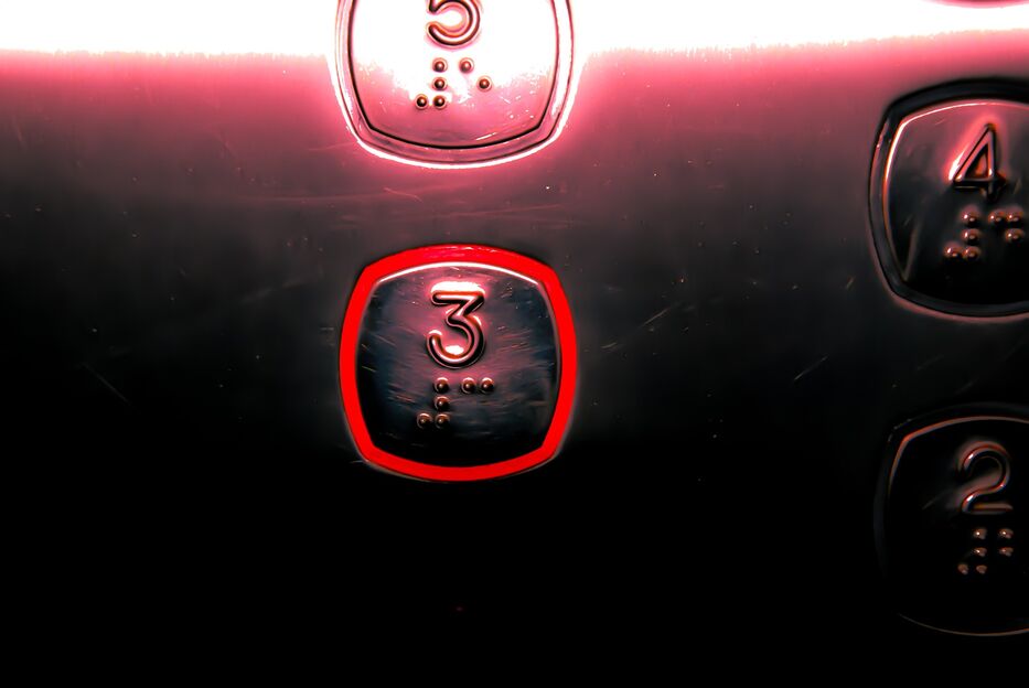 Trabajadora sufrió lesiones al caer el ascensor en el que se encontraba