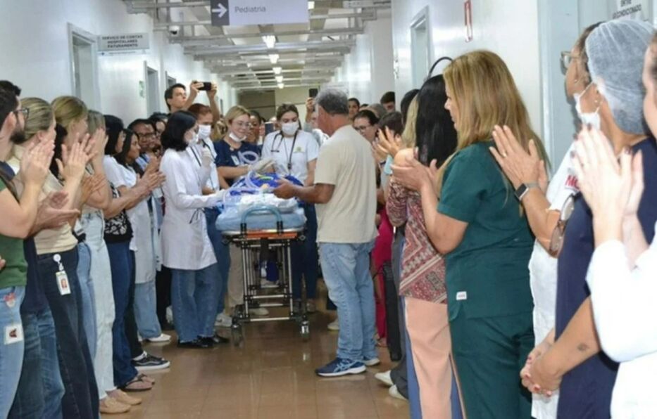 Aplausos: así fue el alta de un niño de 4 años que estaba internado desde que nació