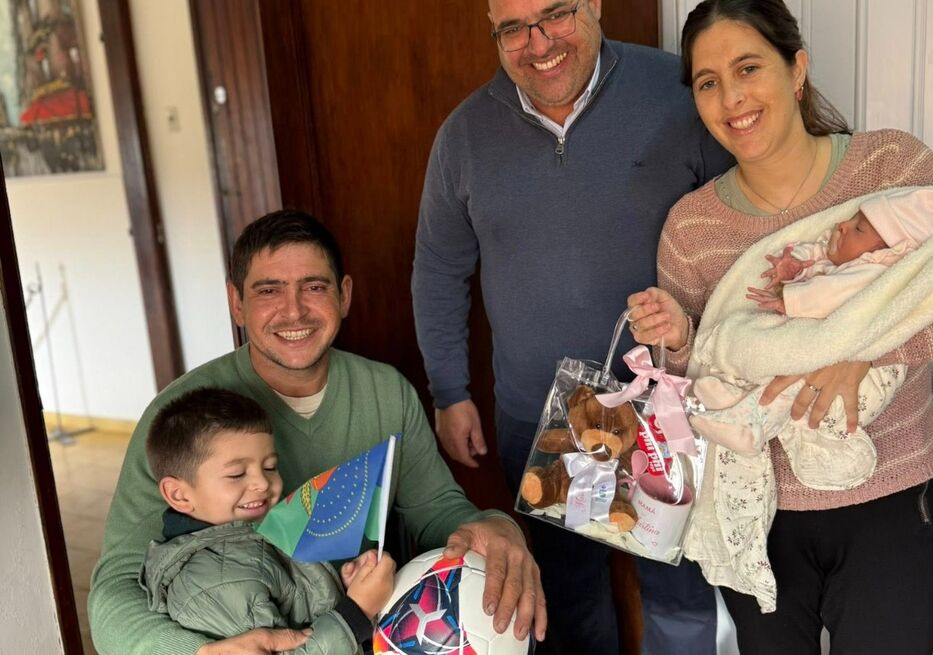 El pueblo está de fiesta: Ecilda Paullier celebra el primer nacimiento en más de un lustro