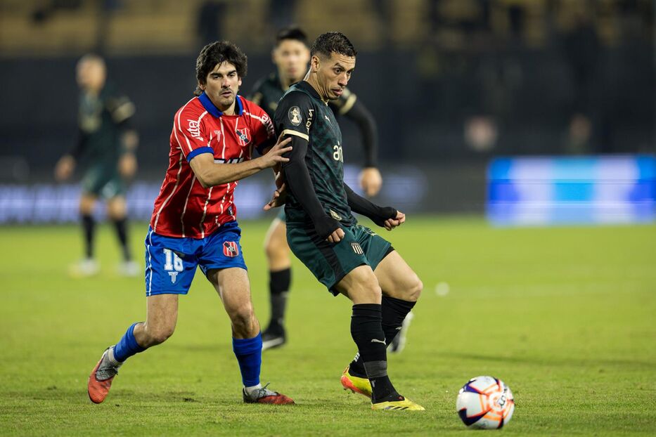 Intermedio: Peñarol y Central están empatando sin goles en el Campeón del Siglo