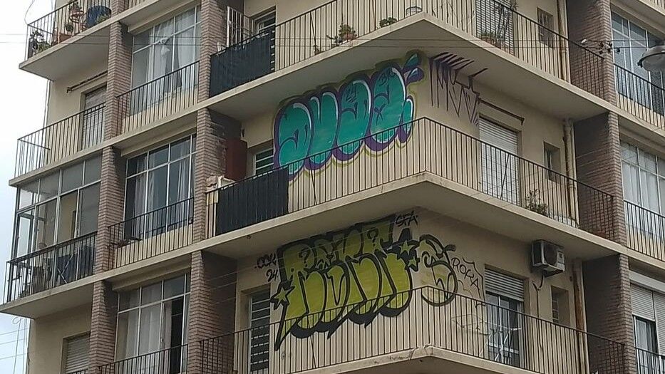 “El que rompe paga” y penas más duras: proyecto de ley por grafitis sin autorización