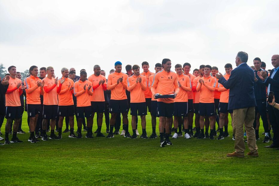 Mundial 2026: el saludo de Orsi a los jugadores de la selección y la entrega del pabellón