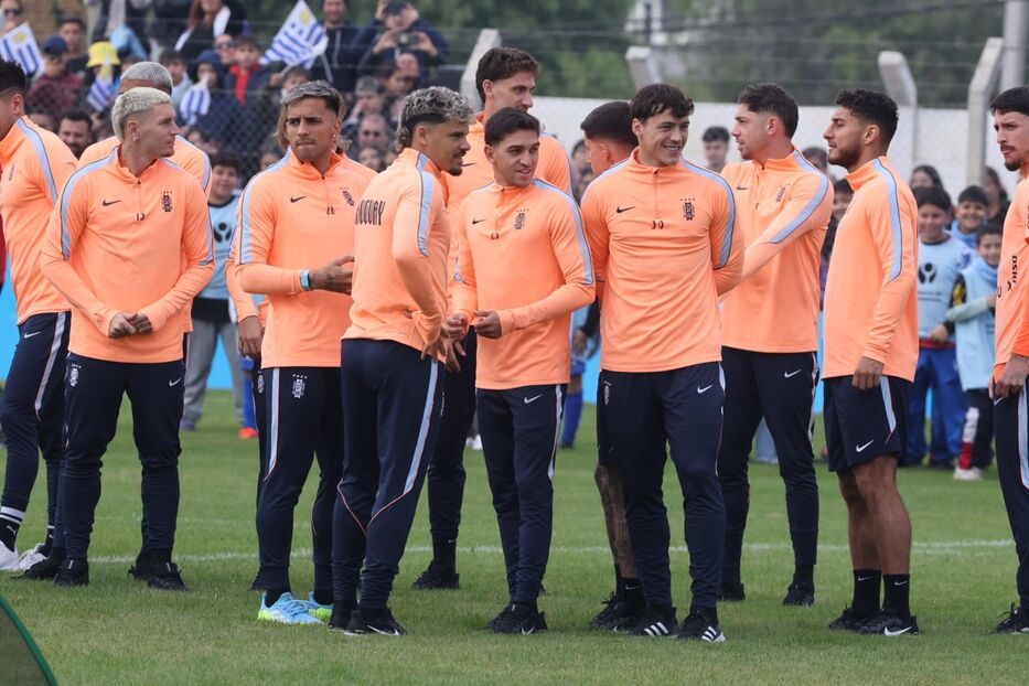 Ministro de Economía contó en Francia cuál es el gran secreto del fútbol uruguayo