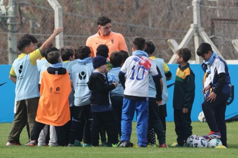 Mundial: selección uruguaya comenzó su despedida con emotiva actividad con niños en Pando