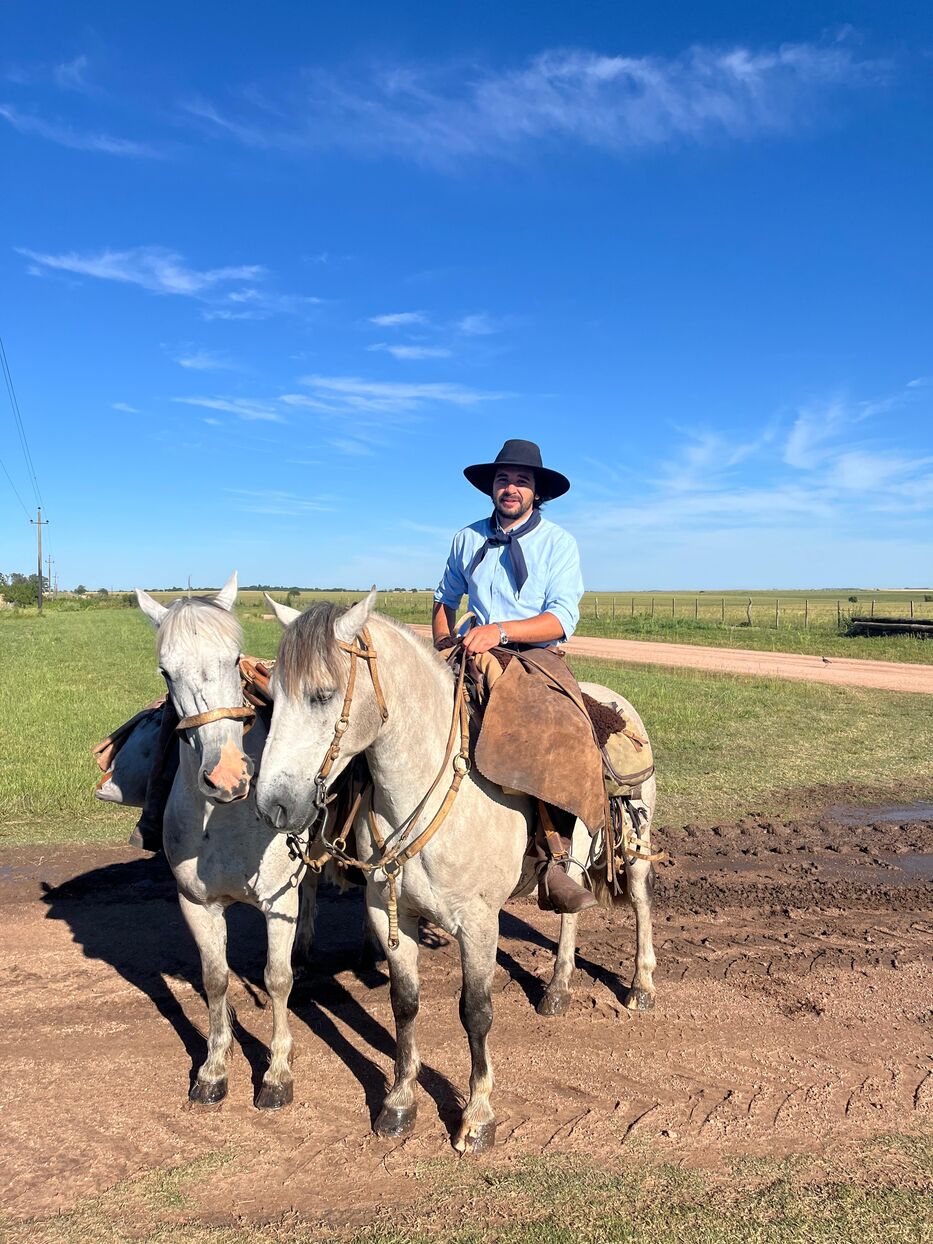 De andar en monopatín en Montevideo a recorrer Uruguay a caballo: la historia de Andrés