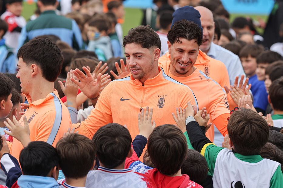 Mundial 2026: las mejores postales de la despedida de la Celeste rodeada de niños en Pando