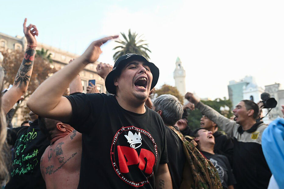 En imágenes: miles de personas se juntaron en Plaza de Mayo para despedir al Indio Solari