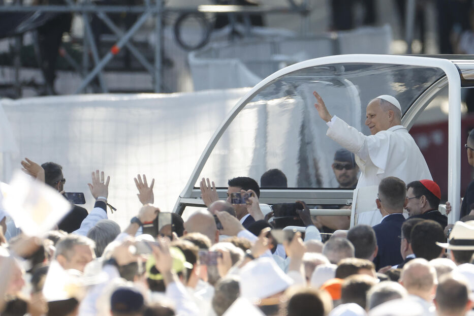 Una multitud acompañó al papa en su primera misa en España