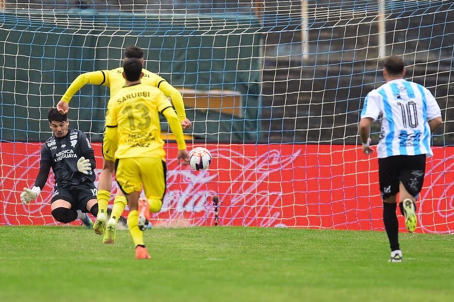 Cerro-Peñarol: El polémico penal que Irrazábal le atajó a Facundo Batista. ¿Se adelantó?