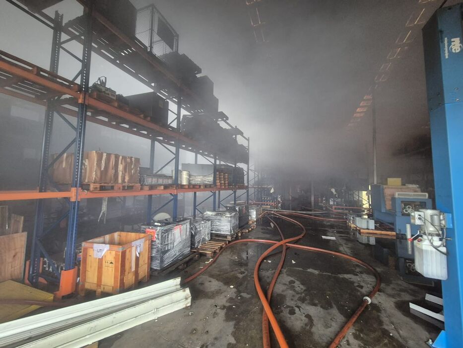 Bomberos controló incendio en depósito de baterías sobre Ruta 101 y evitó su propagación