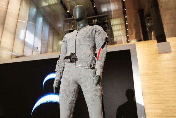 Prada lleva la moda al espacio con una prenda para astronautas de la NASA