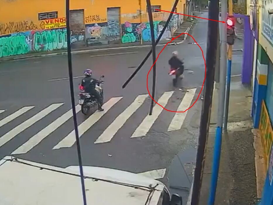 En vísperas de su cumpleaños, motociclista ignoró la luz roja y fue lo último que hizo