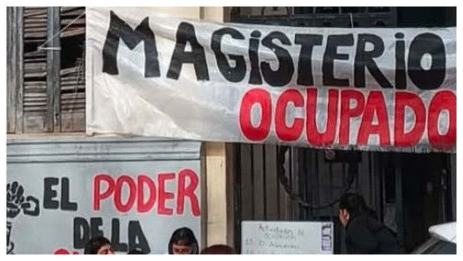 Estudiantes ocupan el Centro de Magisterio por cambios en el plan de estudios