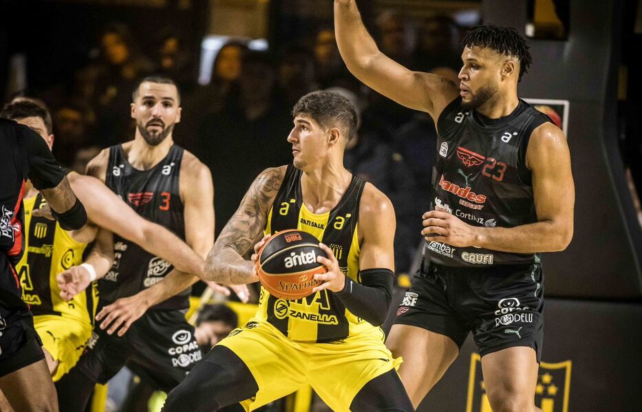 LUB: Peñarol fue superior, venció 89-84 a Aguada, y se puso 2-0 en las finales de la LUB