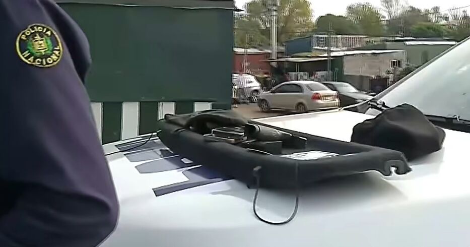 Insólito: detuvieron un auto sin matricula y lo manejaba un policía con un arma requerida
