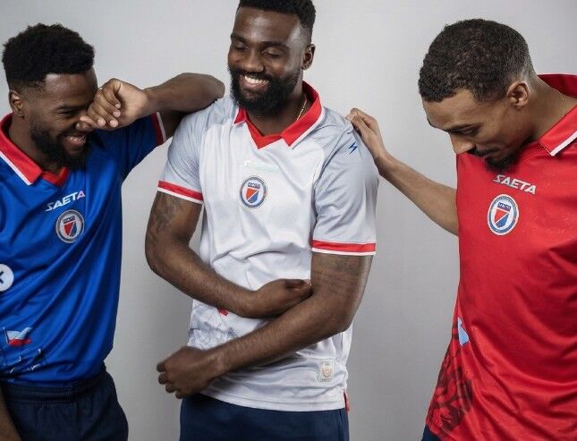 ¿Declaración política? Por qué la FIFA vetó la camiseta de Haití, que debió cambiar diseño