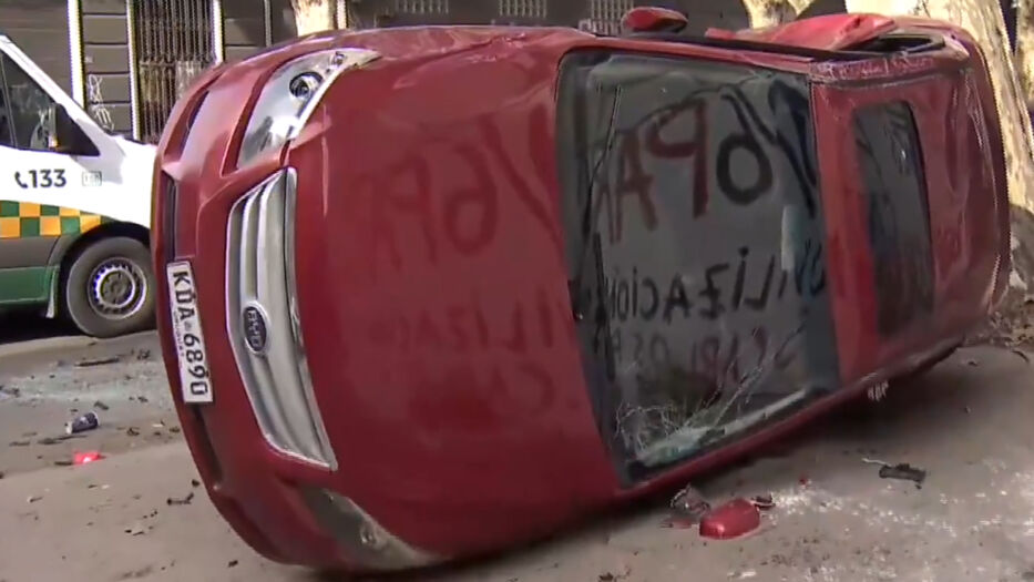 Aguada: por no mirar un cartel de pare, conductor chocó y volcó sobre la vereda