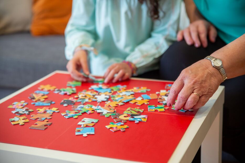 Armar puzzles, leer, jugar cartas o tejer: el valor de los hobbies que cuidan el cerebro