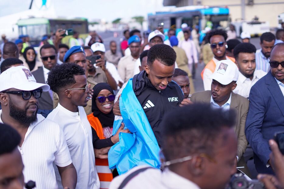 El árbitro que EE.UU. dejó fuera del Mundial fue recibido como héroe en Somalia