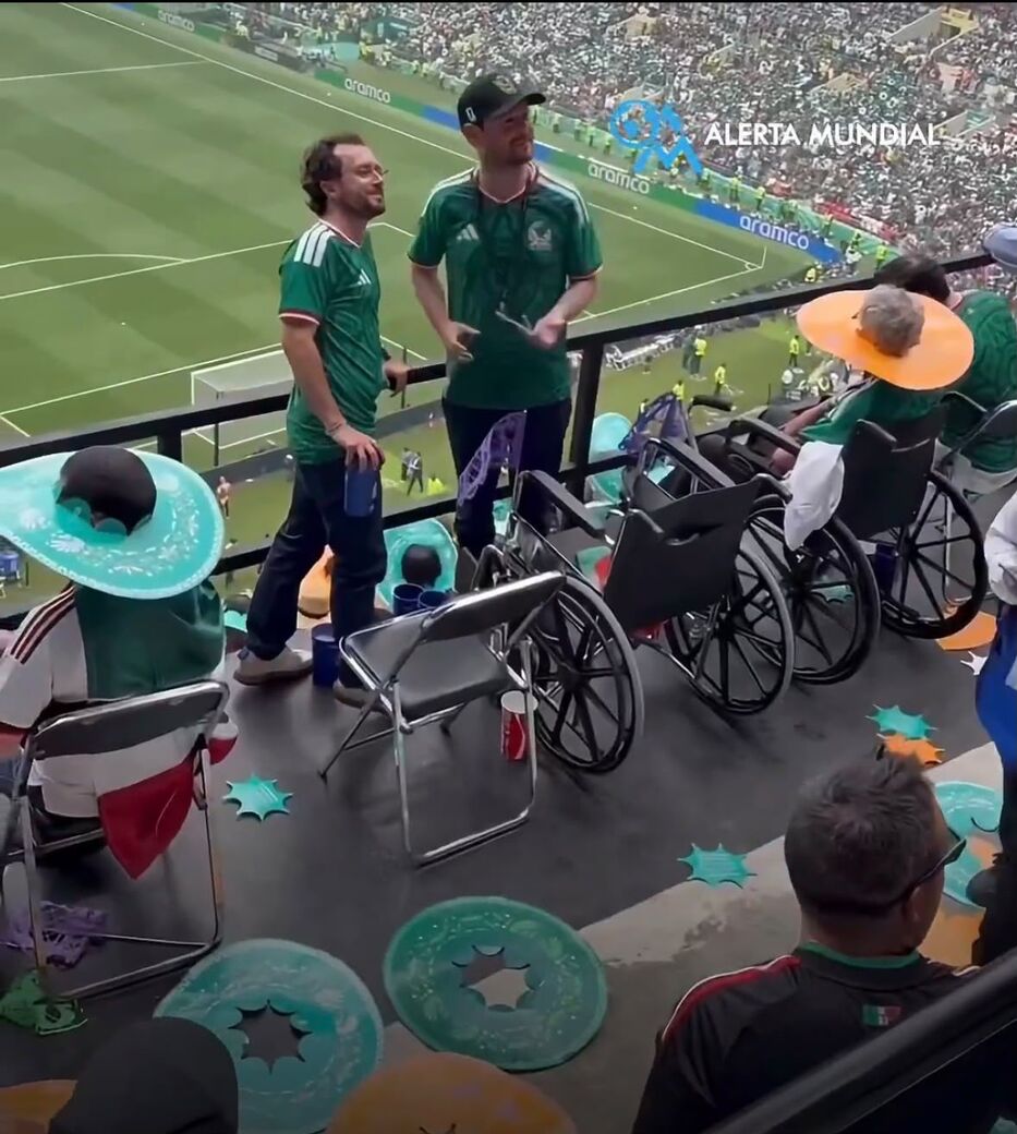 Insólito: hincha mexicano se paró de su silla de ruedas durante partido inaugural