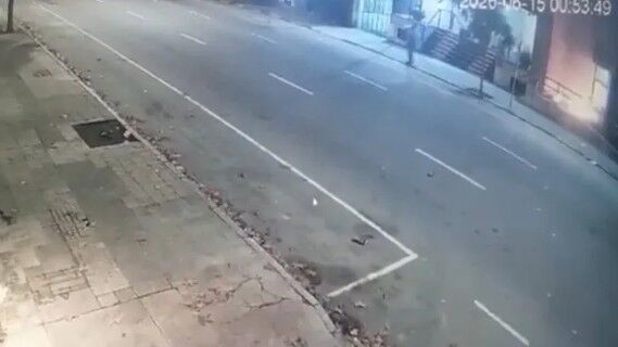 En video: el momento en que un hombre dejó el explosivo en el ataque a la Caja Militar