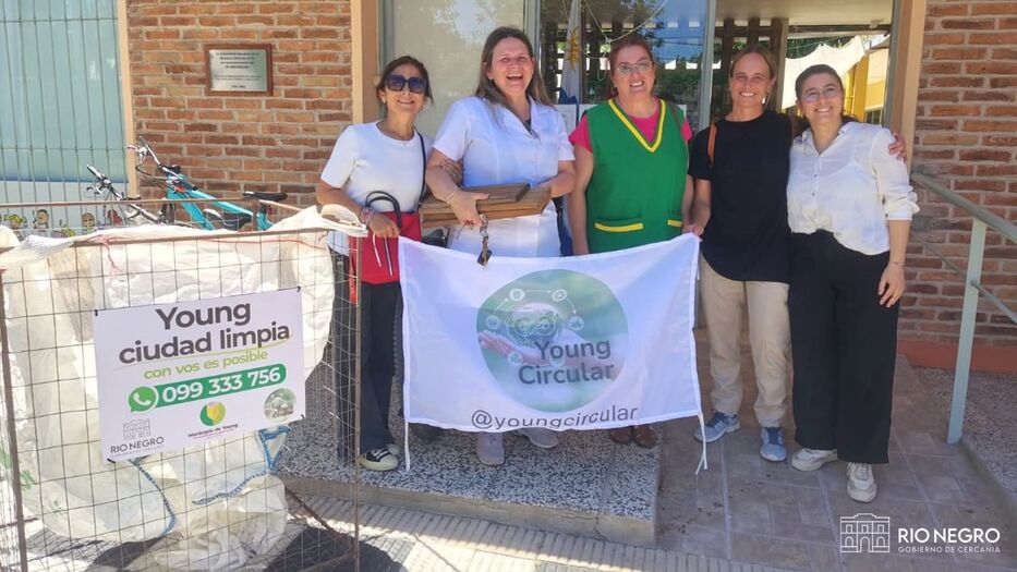 Entrega de los canastones en las escuelas. Foto: Intendencia de Río Negro.