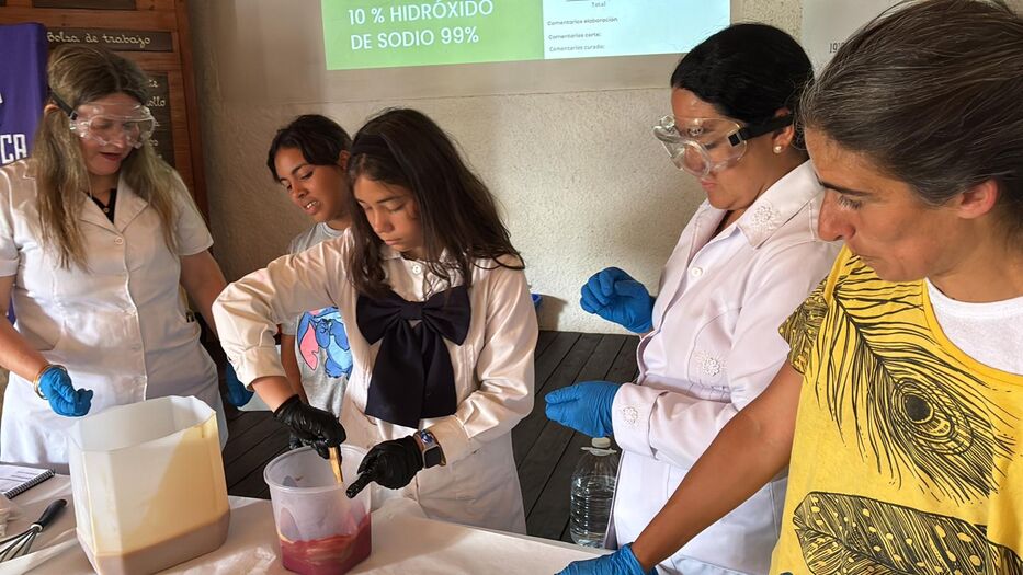 Taller de jabonería con Mutua.