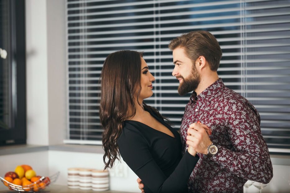 Psicólogo recomienda 5 actividades para hacer en pareja en vez de prender la tele