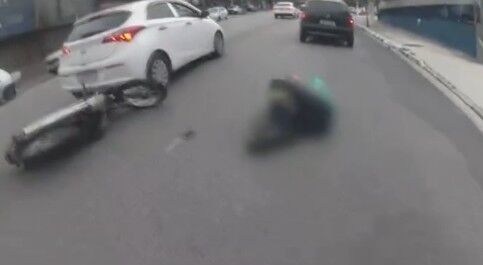 “Por favor, no te mueras”; policía llora y reza tras dispararle siete veces a un hombre