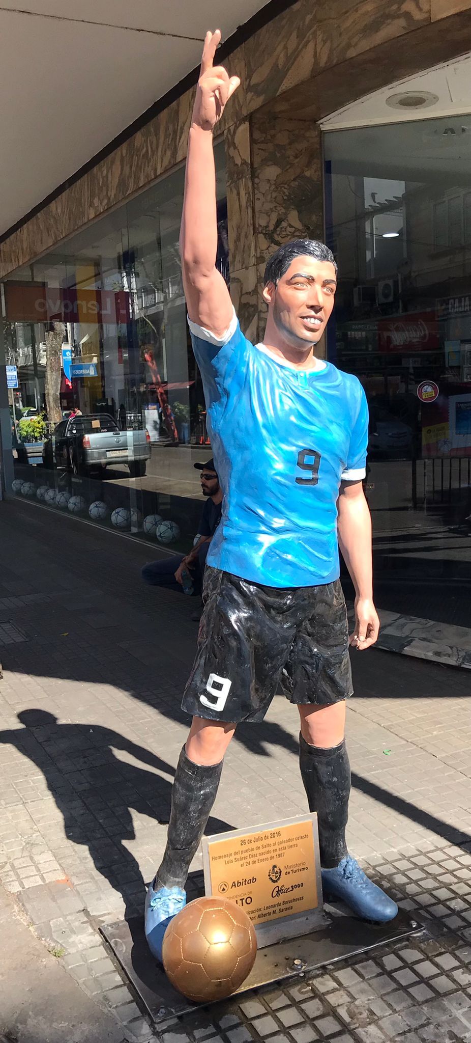 La escultura de Luis Suárez en Salto.