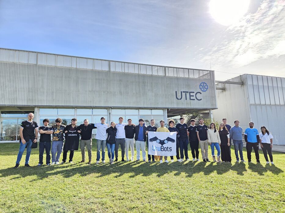El equipo de Urubots en la UTEC.