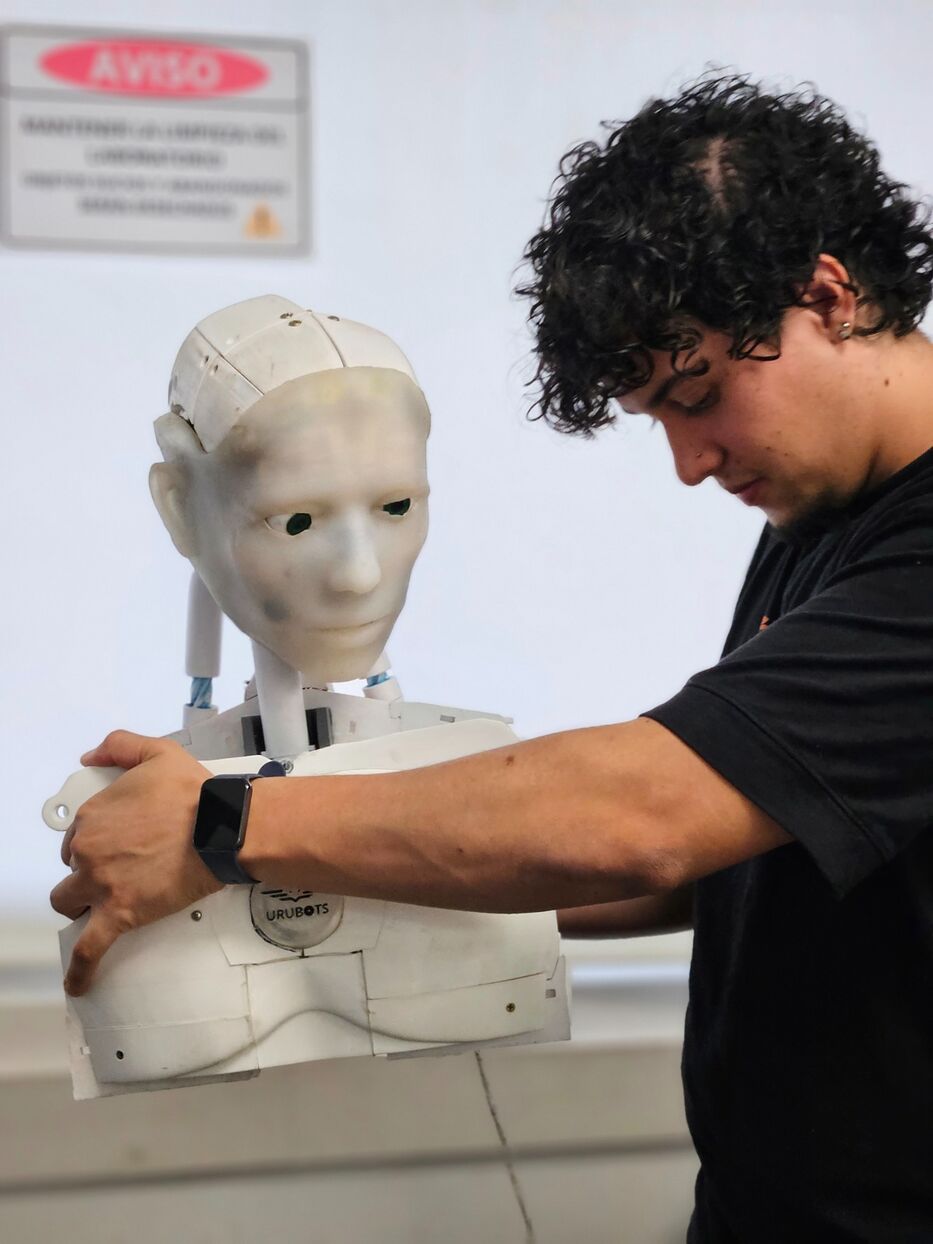 Pablo Moraes trabaja en su robot.