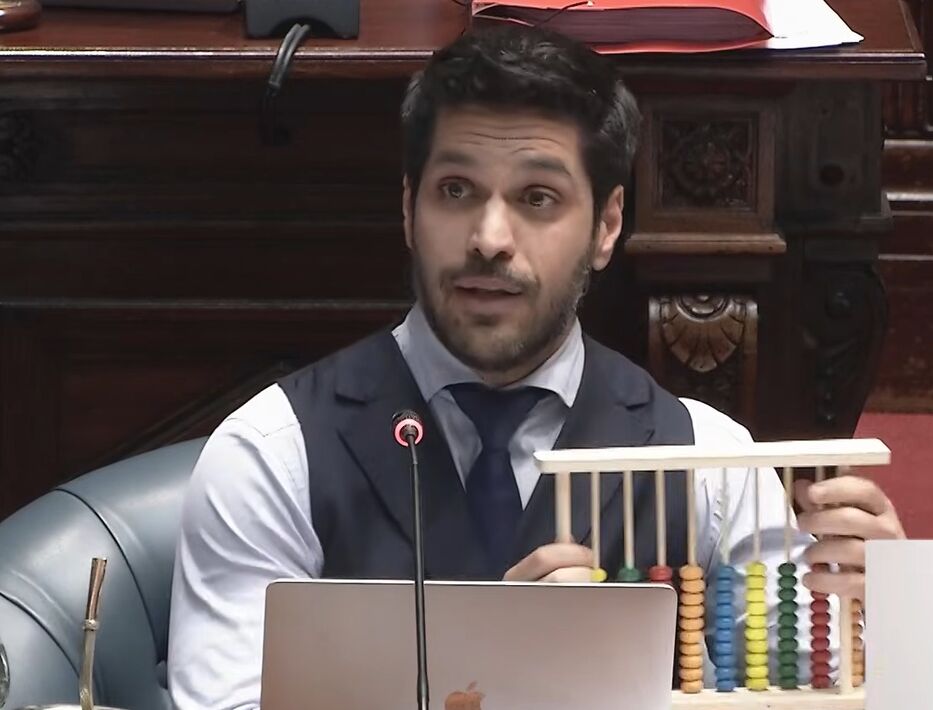 Ojeda sacó un ábaco en interpelación a Oddone para “ver cómo se llega a fin de mes”