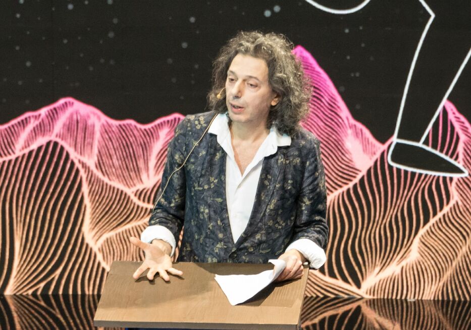 Eric Sadin analiza el “espectro digital” y propone reevaluar lo político