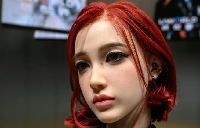 China presenta un robot humanoide con IA diseñado para combatir la soledad